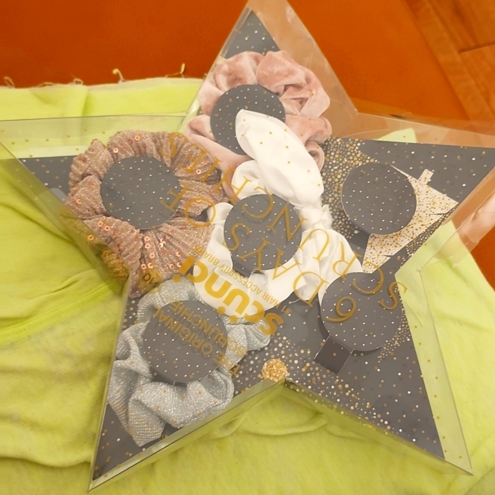 Pack of 4 unused scrunchies